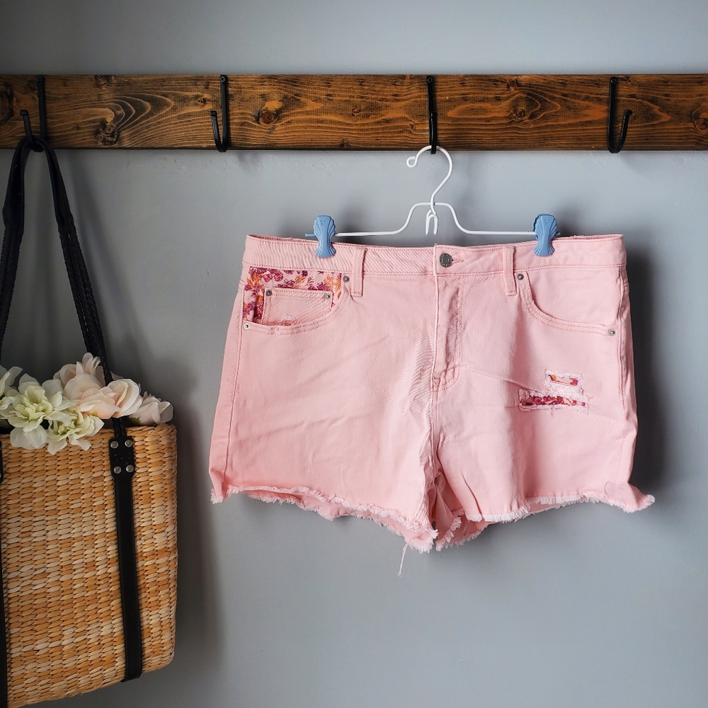 Time And Tru Distressed Floral Pocket Shorts 16